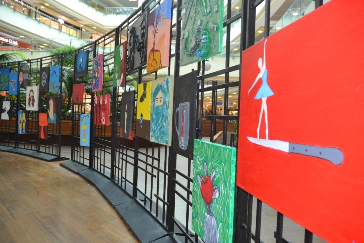 &Ouml;ğrenciler tanık olduğu kadına şiddet olaylarını resmedip sergi a&ccedil;tı