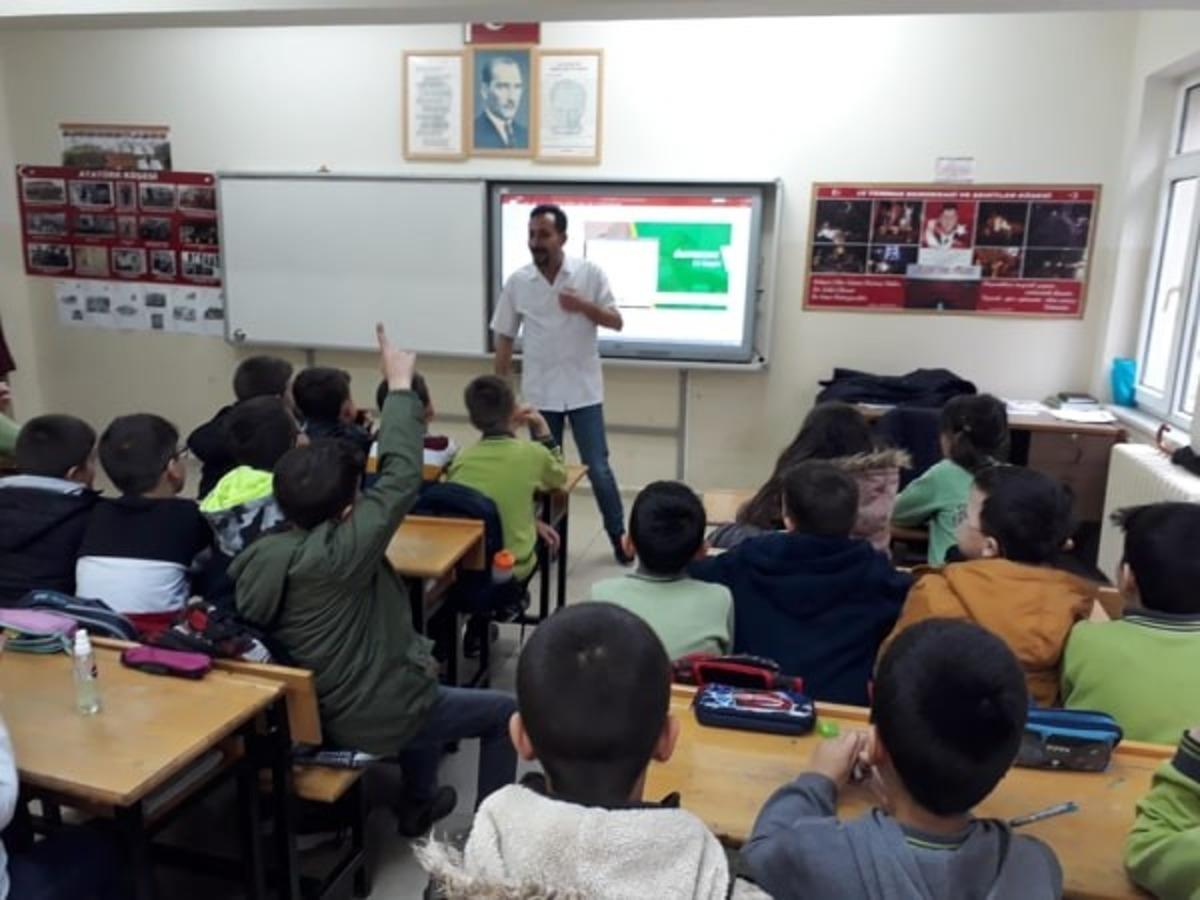 İlkokul &ouml;ğrencilerine bağımlılıkla m&uuml;cadele eğitimi