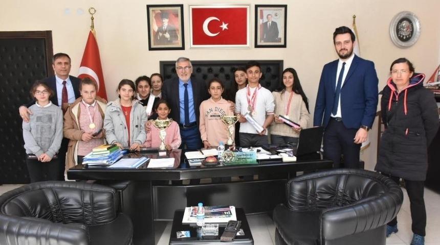 T&uuml;rkiye finallerine katılacak olan İn&ouml;n&uuml;l&uuml; &ouml;ğrencilerden Başkan Bozkurt&rsquo;a ziyaret