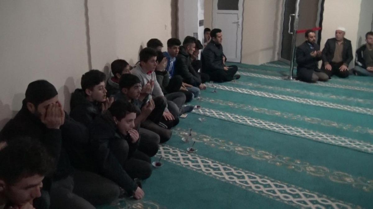 Gerc&uuml;ş&rsquo;te gen&ccedil;ler sabah namazında buluştu