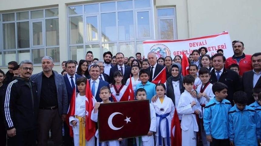 Gen&ccedil;lik ve Spor Bakanı Kasapoğlu&rsquo;na Develili gen&ccedil;lerden anlamlı hediye