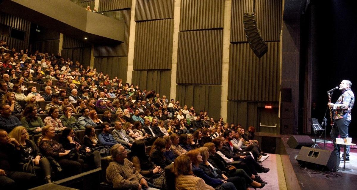 H&uuml;sn&uuml; Şenlendirici,  seyircilerle Harmandalı &ccedil;aldı