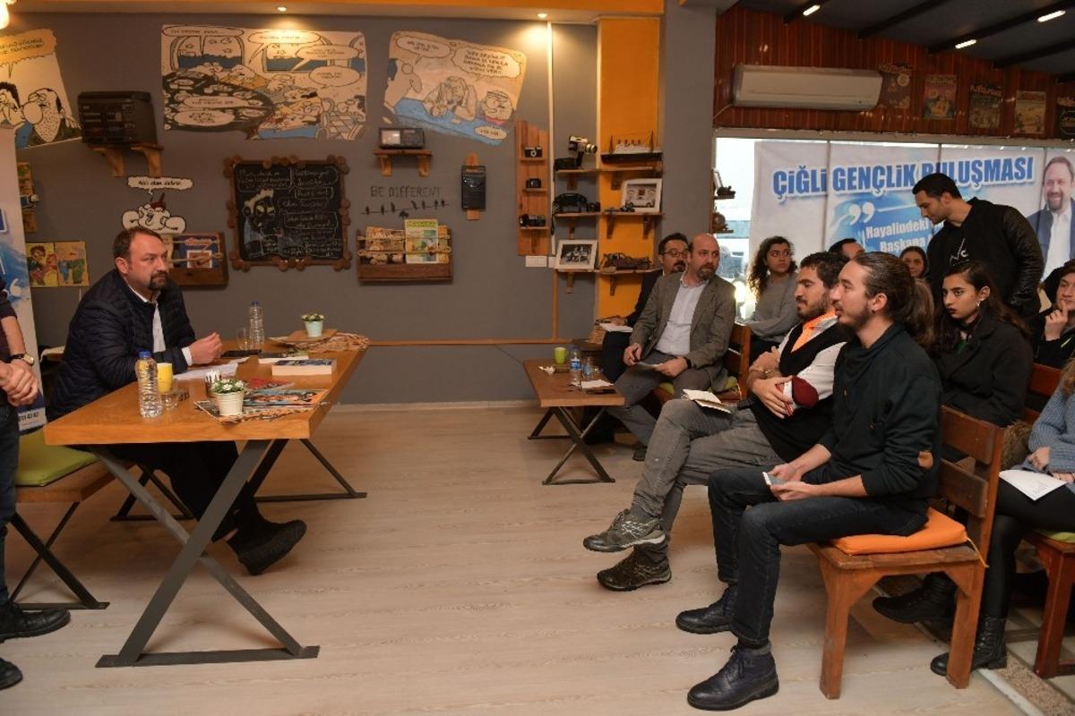 Başkan G&uuml;mr&uuml;k&ccedil;&uuml;, &uuml;niversite &ouml;ğrencileriyle buluştu