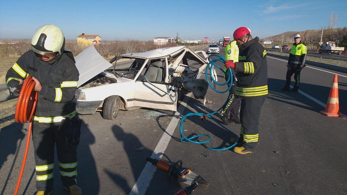Aksaray'da iki otomobil &ccedil;arpıştı: 5 yaralı