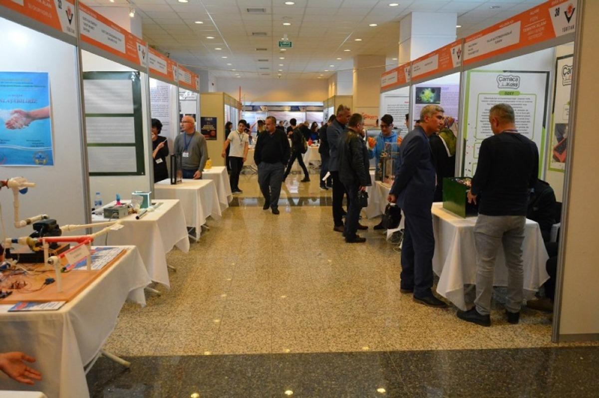 Lise &ouml;ğrencileri araştırma projelerini sergiliyor