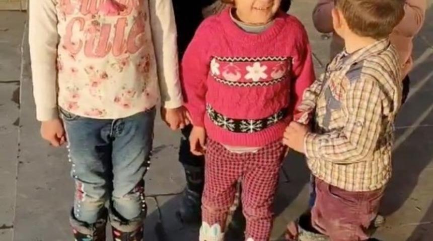 Okul &ouml;n&uuml;nde İstiklal Marşı okuyan minikler renkli g&ouml;r&uuml;nt&uuml;ler oluşturdu