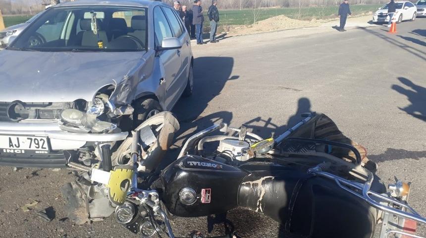Otomobil motosikletle &ccedil;arpıştı: 2 yaralı