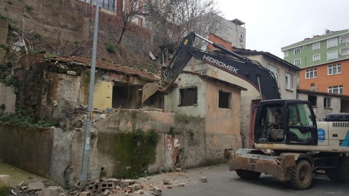 Ey&uuml;psultan&rsquo;da tehlike sa&ccedil;an metruk yapılar yıkıldı