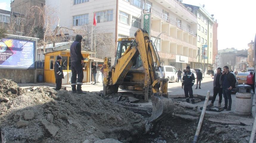 Hakkari&rsquo;de bozulan yollar onarılıyor