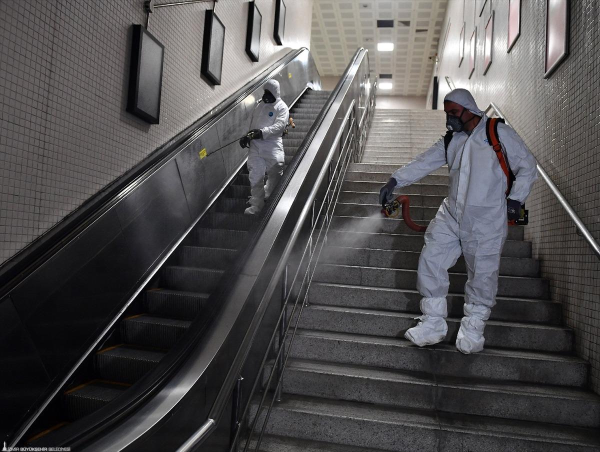 İzmir'de koronavir&uuml;se karşı dezenfekte &ccedil;alışmaları hız kazandı