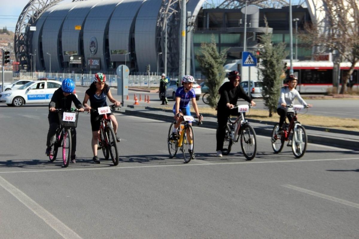 Okullararası Bisiklet Yarışları başladı