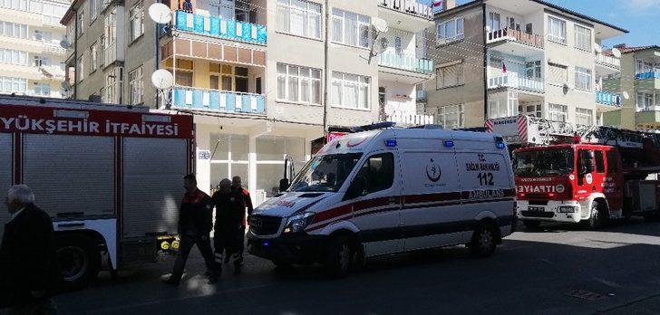 Binada bulunan kanepeyi yaktılar, 4 katlı binayı birbirine kattılar G1