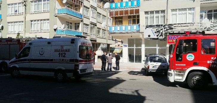 Binada bulunan kanepeyi yaktılar, 4 katlı binayı birbirine kattılar G2