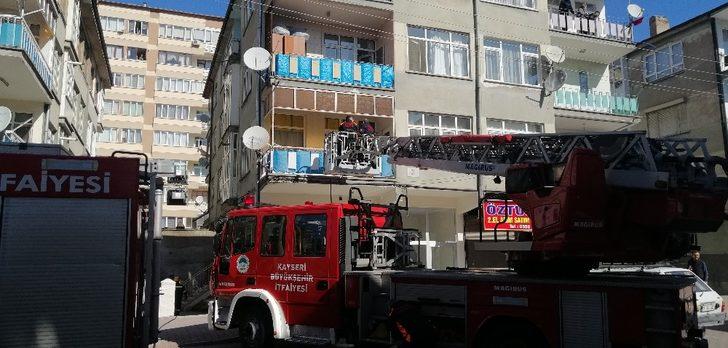 Binada bulunan kanepeyi yaktılar, 4 katlı binayı birbirine kattılar G3