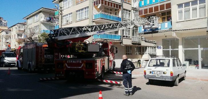 Binada bulunan kanepeyi yaktılar, 4 katlı binayı birbirine kattılar G4