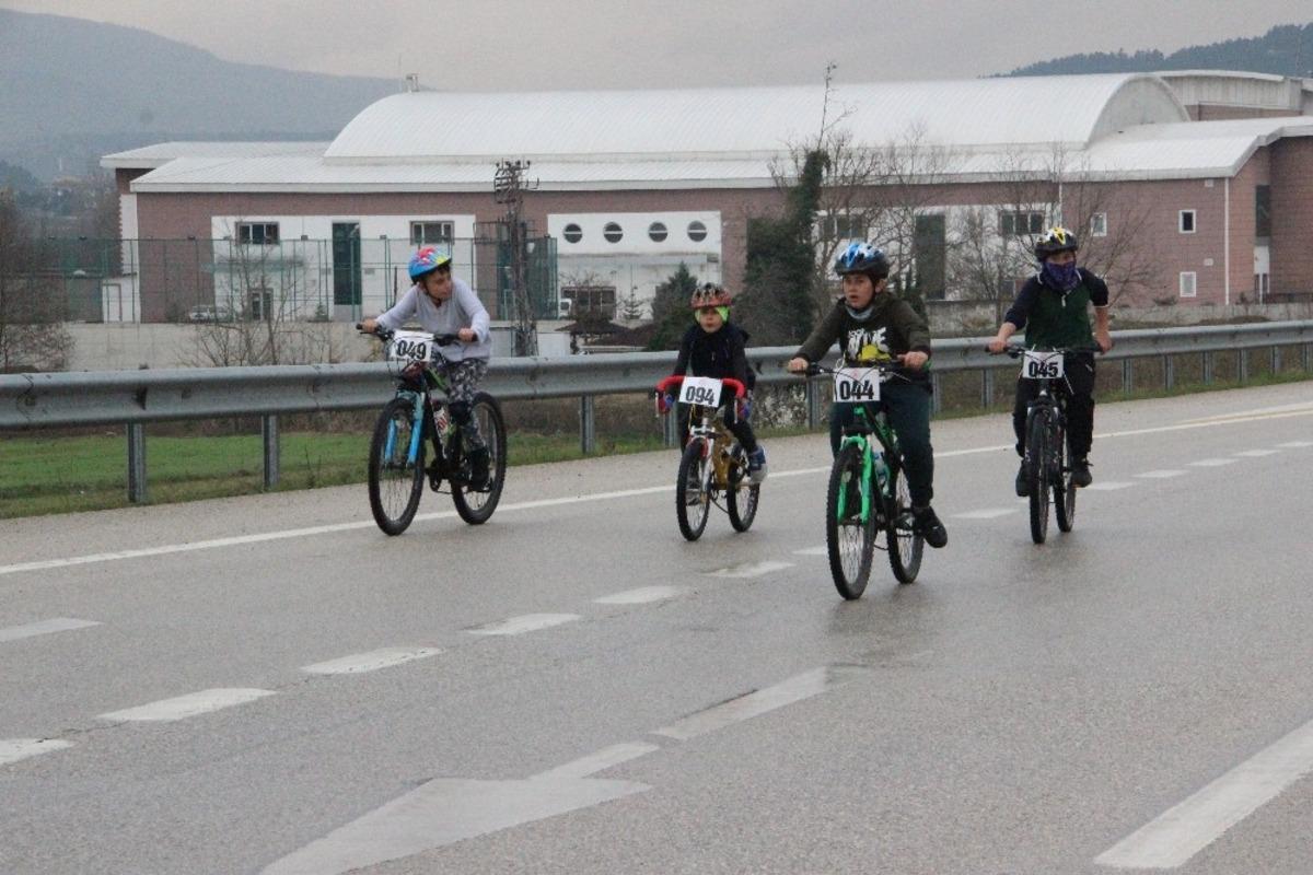 Okullar arası bisiklet yarışması d&uuml;zenlendi