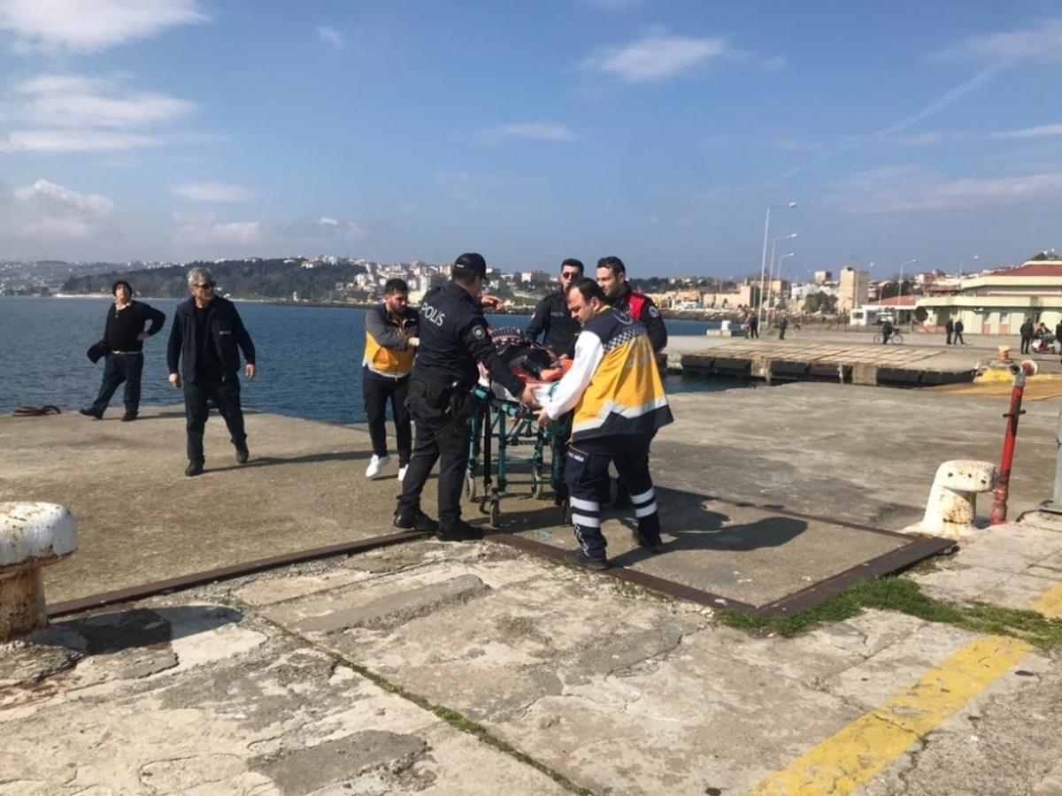 İskeleden denize atlayan şahsı polis kurtardı