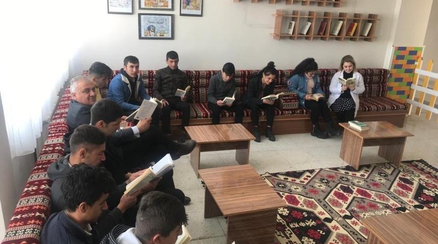 Hakkarili &ouml;ğrencilerin konforlu divan sevinci