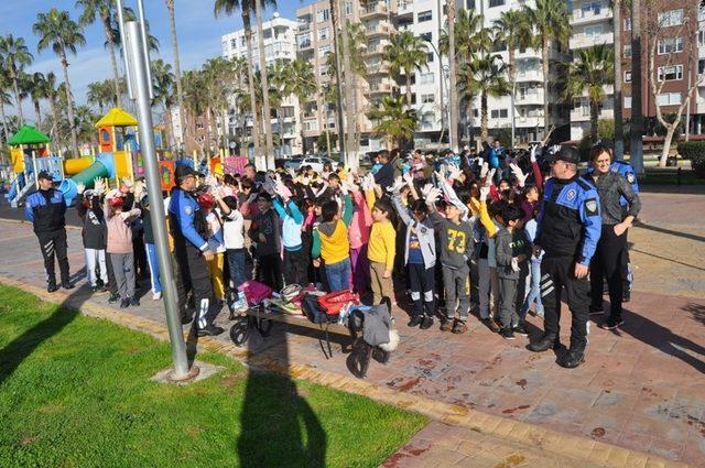 Çocuklar, polislerle birlikte sahil temizliği yaptı