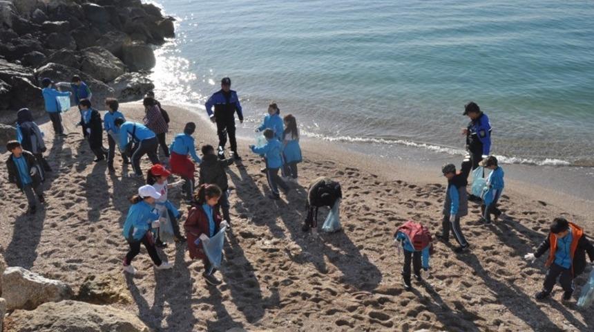 &Ccedil;ocuklar, polislerle birlikte sahil temizliği yaptı
