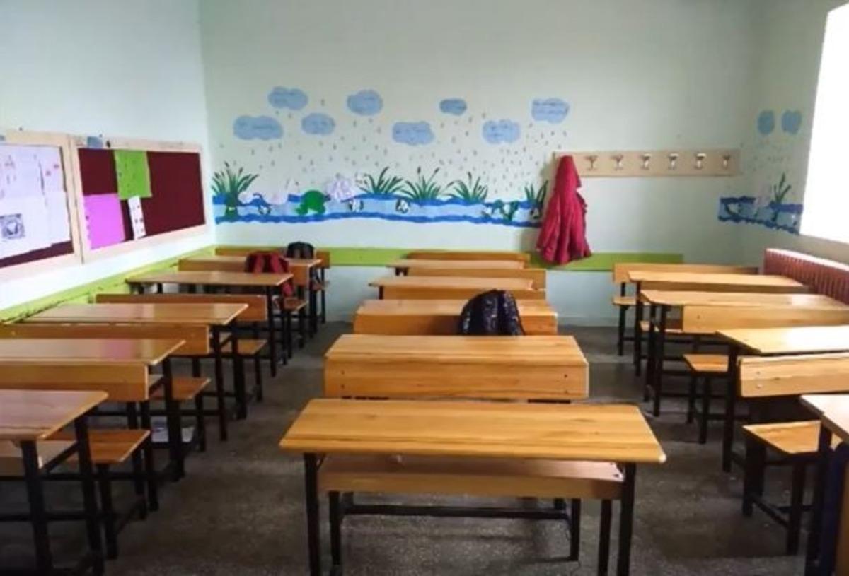 Fedakar &ouml;ğretmen k&ouml;y okulunu kendi imkanları ile yeniledi