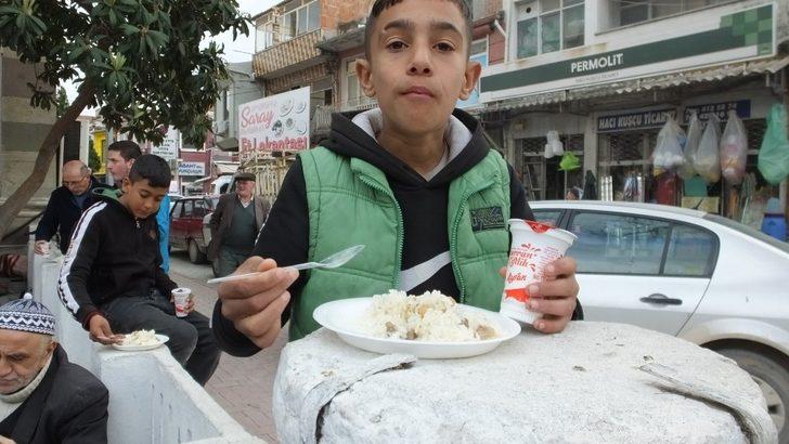 Balıkesir’de öğretmenler şehitler için mevlit okuttu, hayır yaptı G1