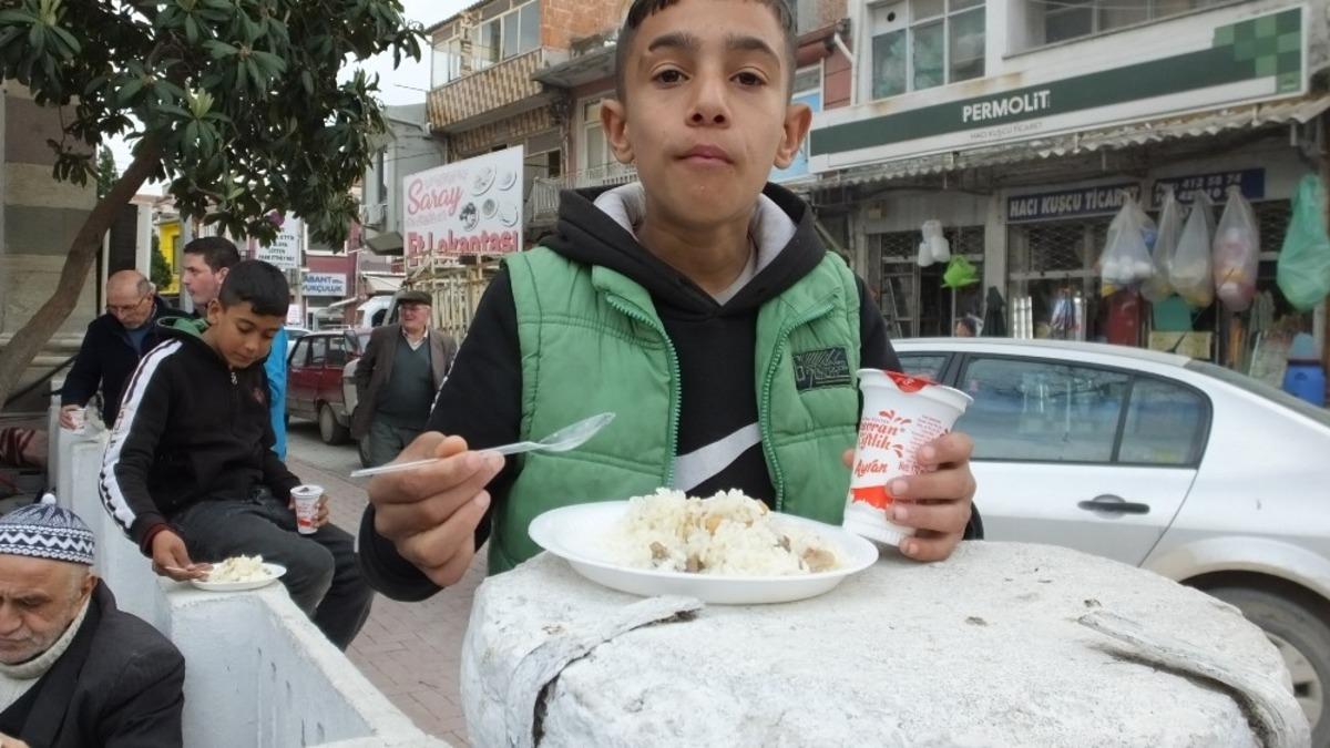 Balıkesir&rsquo;de &ouml;ğretmenler şehitler i&ccedil;in mevlit okuttu, hayır yaptı