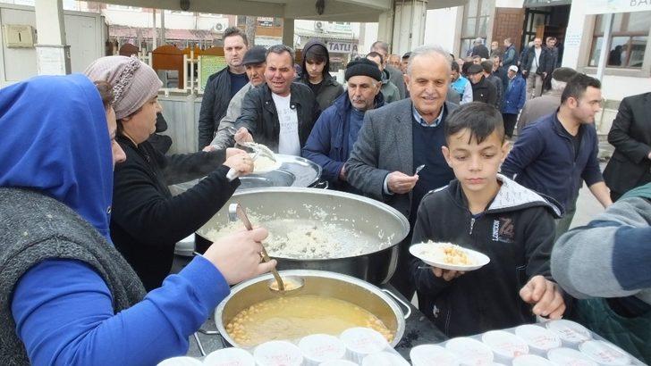 Balıkesir’de öğretmenler şehitler için mevlit okuttu, hayır yaptı G3