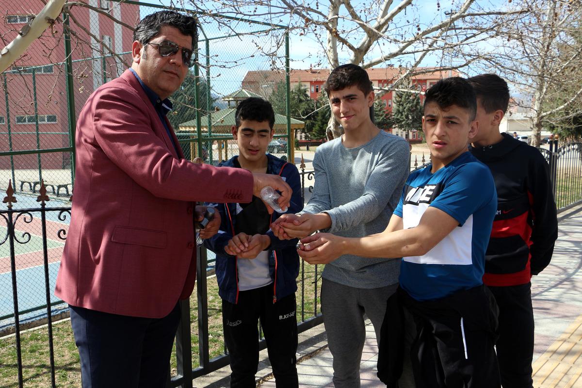 Muhtardan koronavir&uuml;se karşı kolonyalı &ouml;nlem