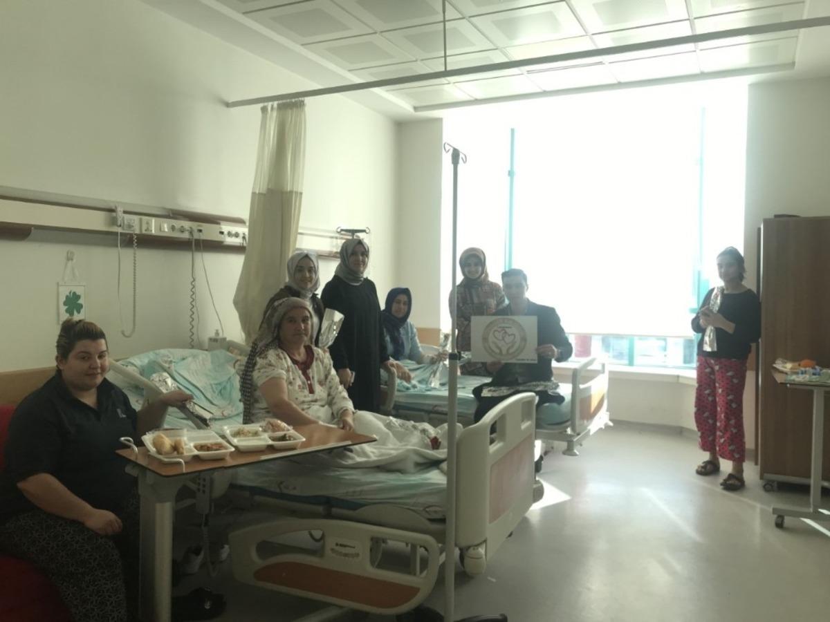 G&ouml;n&uuml;ll&uuml;ler hastaları ziyaret ederek moral verdiler