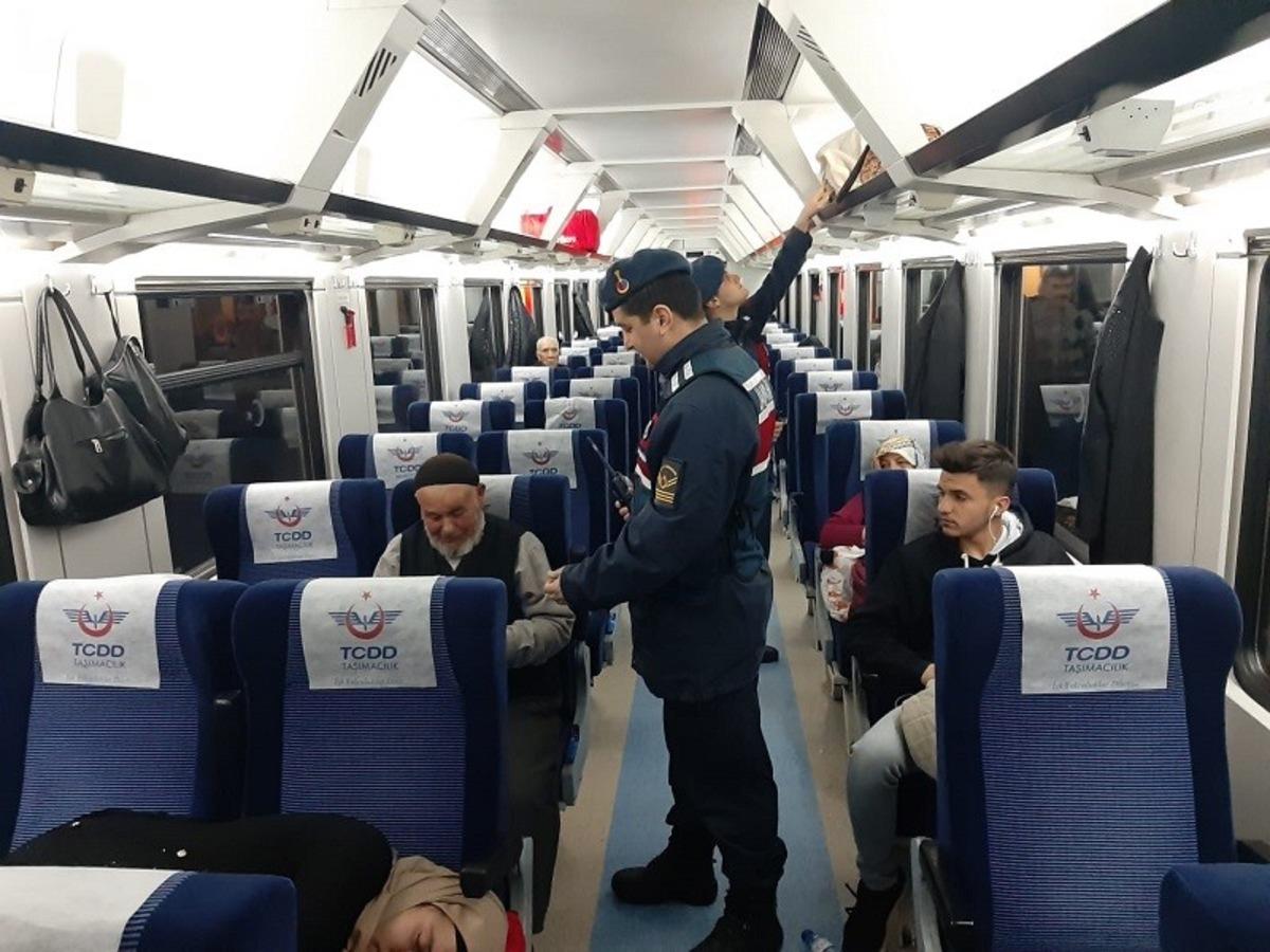 Jandarmadan yolcu trenlerine asayiş uygulaması
