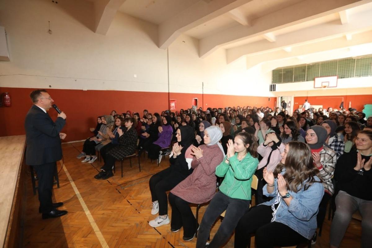 Başkan Işıksu, okul ziyaretlerini s&uuml;rd&uuml;r&uuml;yor