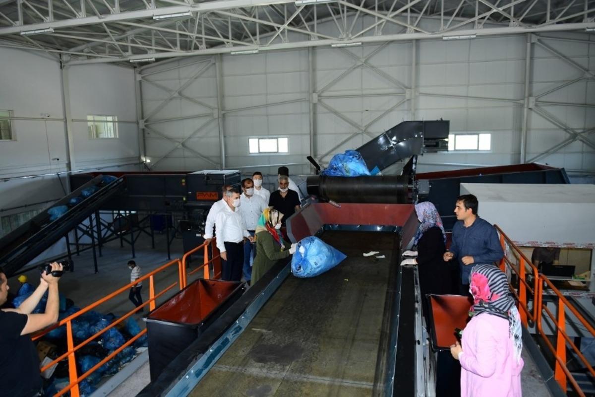 Yeşilyurt&rsquo;ta atık d&ouml;n&uuml;ş&uuml;m&uuml; ile 25 bini aşkın ağa&ccedil; kurtarıldı