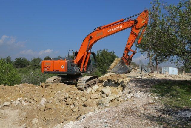 Toroslar’da yol yapım çalışmaları devam ediyor