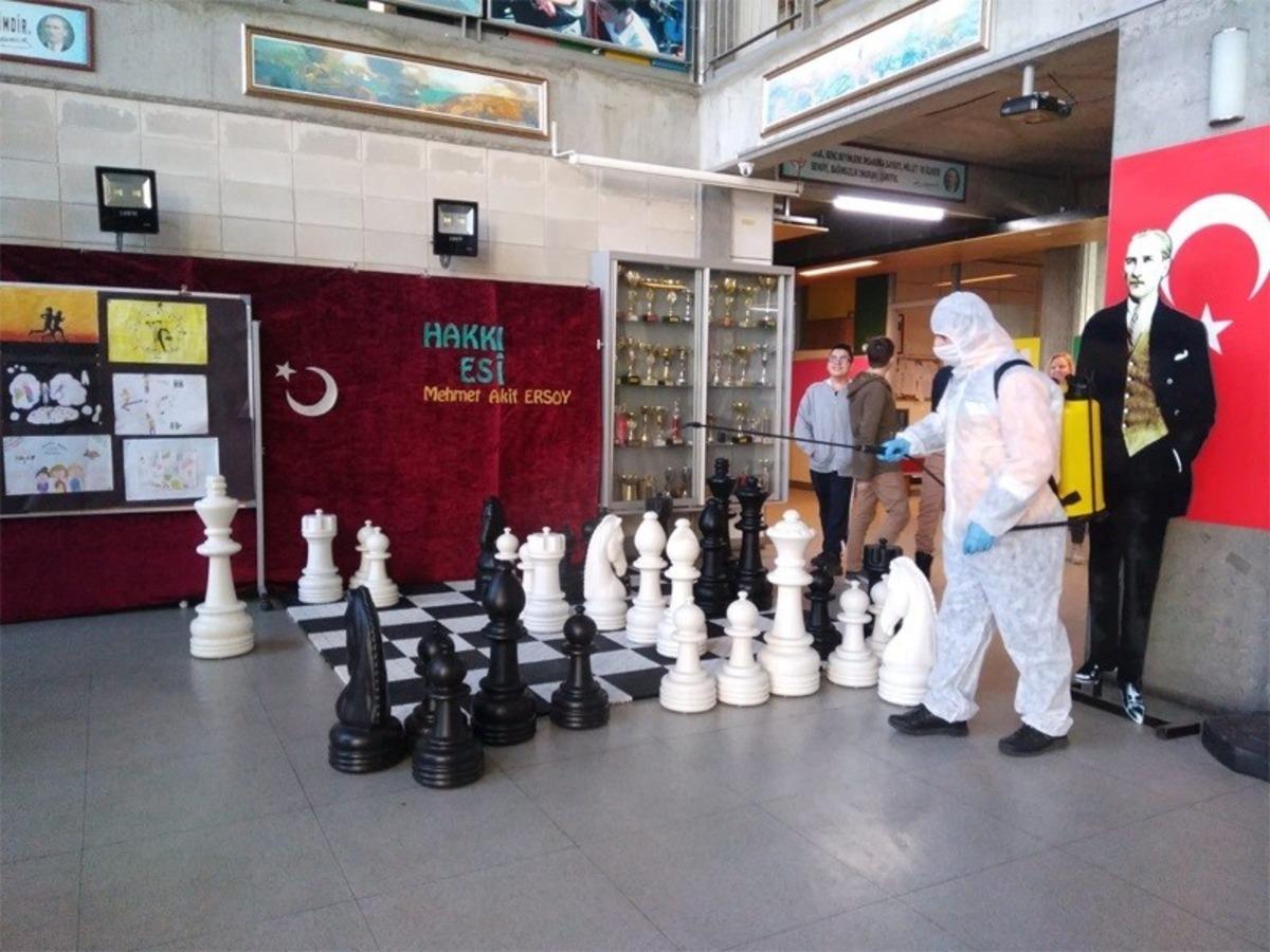Bayrampaşa&rsquo;da korona vir&uuml;se karşı okullar dezenfekte edildi