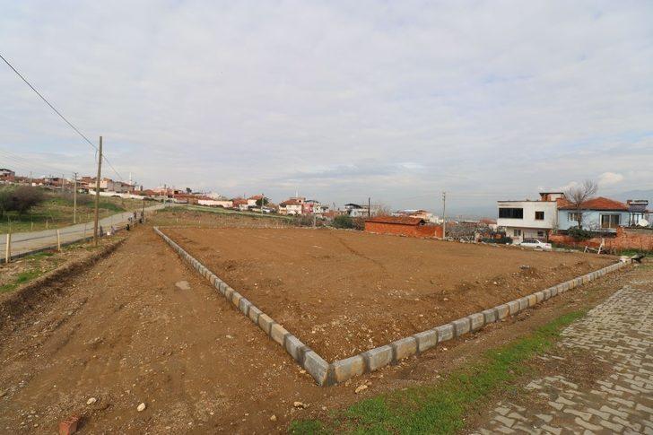 Turgutlu Belediyesinden iki mahalleye çim saha G3