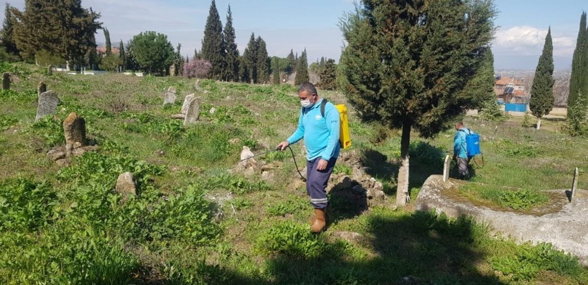 Mezarlıklardaki yabancı otlar ila&ccedil;lanıyor