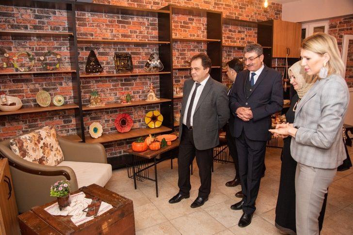 Engelli bireylerin rahatça gezebileceği afiş ve seramik sergisi açıldı G1