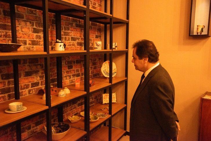 Engelli bireylerin rahatça gezebileceği afiş ve seramik sergisi açıldı G2