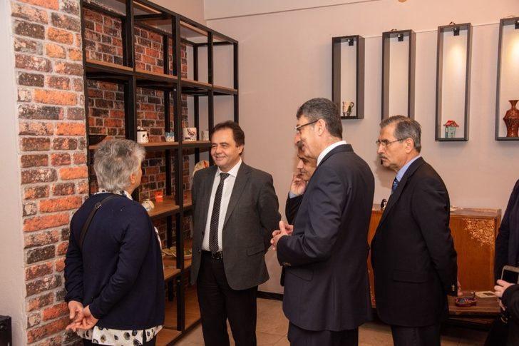 Engelli bireylerin rahatça gezebileceği afiş ve seramik sergisi açıldı G3