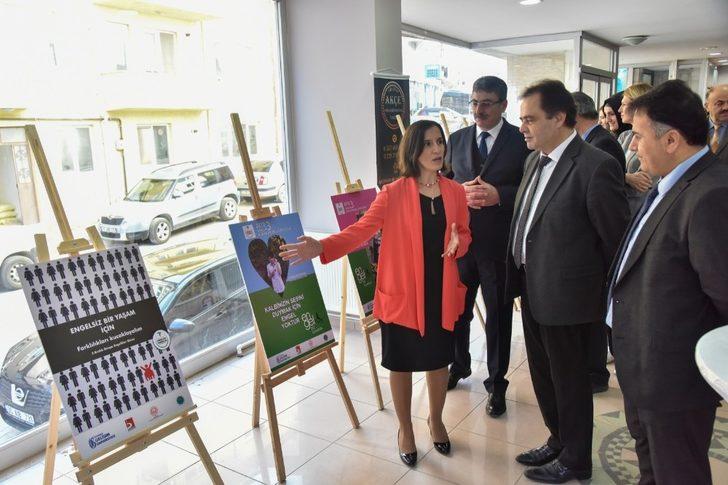 Engelli bireylerin rahatça gezebileceği afiş ve seramik sergisi açıldı G4