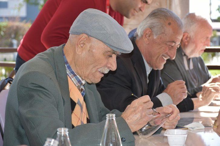 Yaşlılar yaşam evindeki aktivitelerle hayata tutunuyor G1