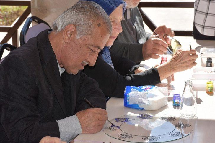 Yaşlılar yaşam evindeki aktivitelerle hayata tutunuyor G3