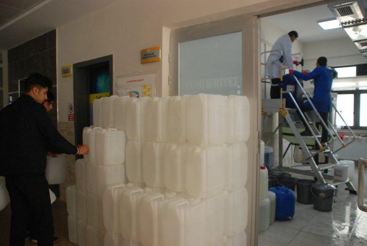 Korona virüsüne karşı okulda dezenfektan üretimi G4