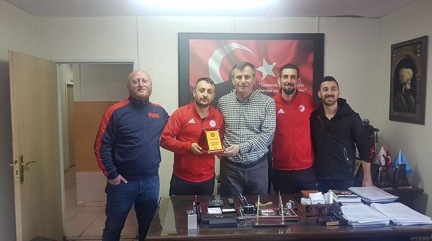 Zonguldak K&ouml;m&uuml;rspor taraftarlarından spor adamına plaket