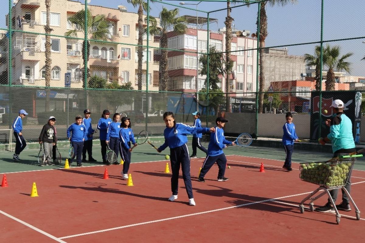 Akdeniz Belediyesi&rsquo;nin tenis ve basketbol kurslarına yoğun ilgi