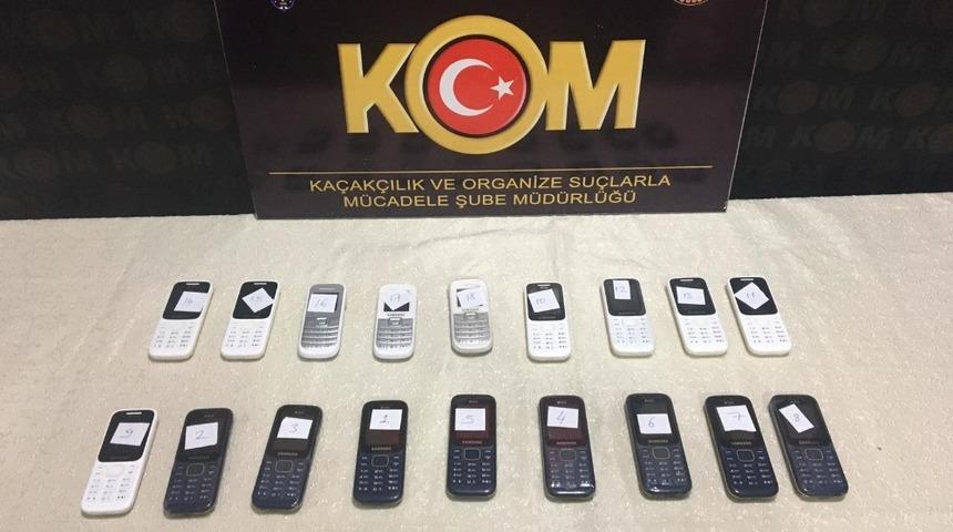G&uuml;mr&uuml;k ka&ccedil;ağı cep telefonu ele ge&ccedil;irildi