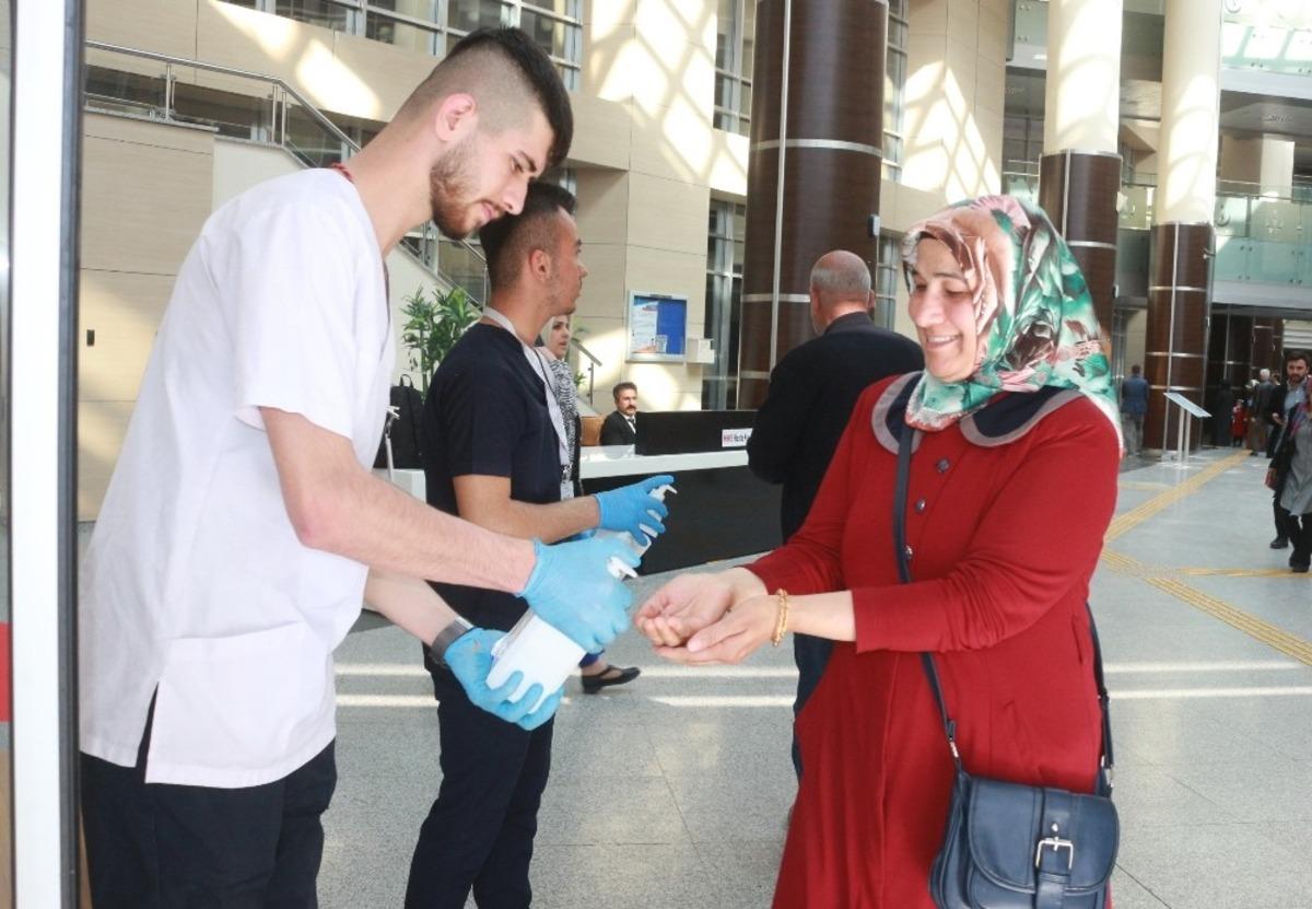Hastanede korona vir&uuml;s&uuml;ne karşı dezenfektanlı &ouml;nlem