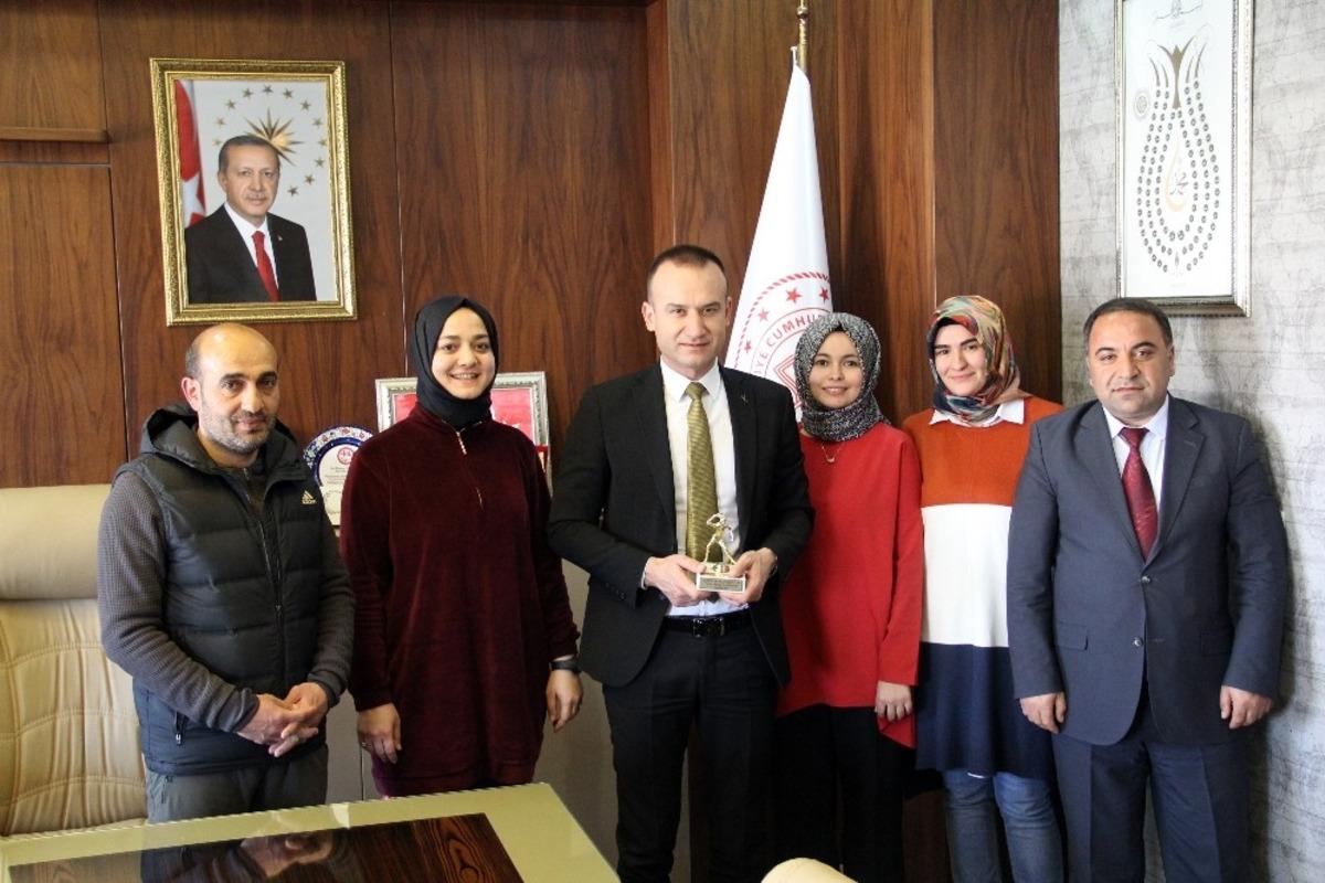 Şampiyon &ouml;ğretmenlerden Milli Eğitim M&uuml;d&uuml;r&uuml; Tekin&rsquo;e ziyaret