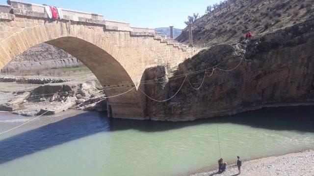 Tarihi Cendere Köprüsünde tatbikat